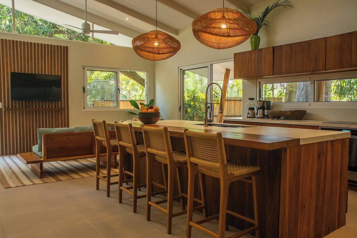 Fridge, oven, stovetop, coffee/tea maker