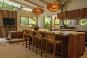 Frigorífico, horno, placa de cocina y cafetera o tetera