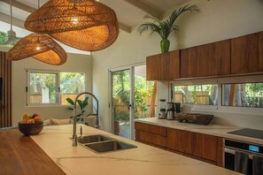 Fridge, oven, stovetop, coffee/tea maker