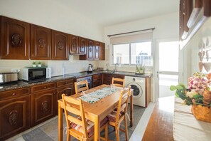 Fridge, microwave, oven, coffee/tea maker