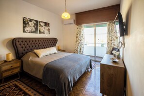 4 chambres, bureau, fer et planche à repasser, lit parapluie