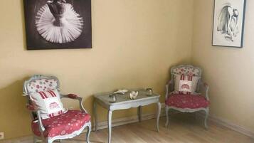 Comfort Room | Living area