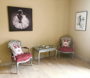 Comfort Room | Living area - Chambre d'Hôtes Ecole de Mathuna (Jaunay-Marigny)