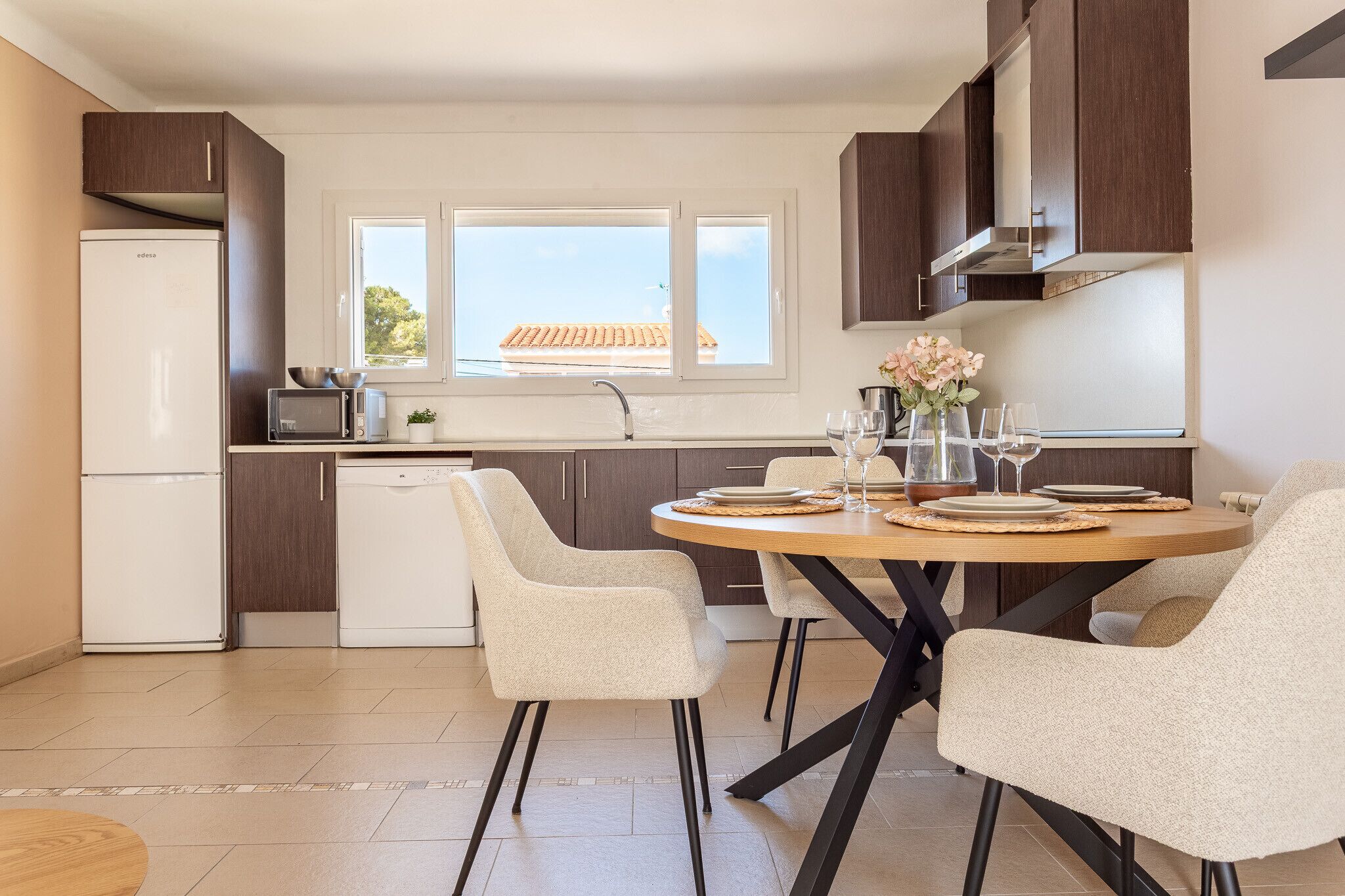 Kühlschrank, Mikrowelle, Ofen, Geschirrspüler