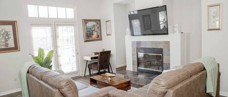 Casa, 3 habitaciones, con acceso para personas discapacitadas, para fumadores | Sala de estar | Televisión de pantalla plana y libros