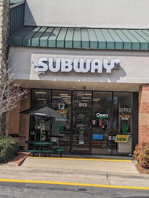 Exterior detail - Jacuzzi,crib,walk to Chineese,kebab Rest,food Lion (Cary)