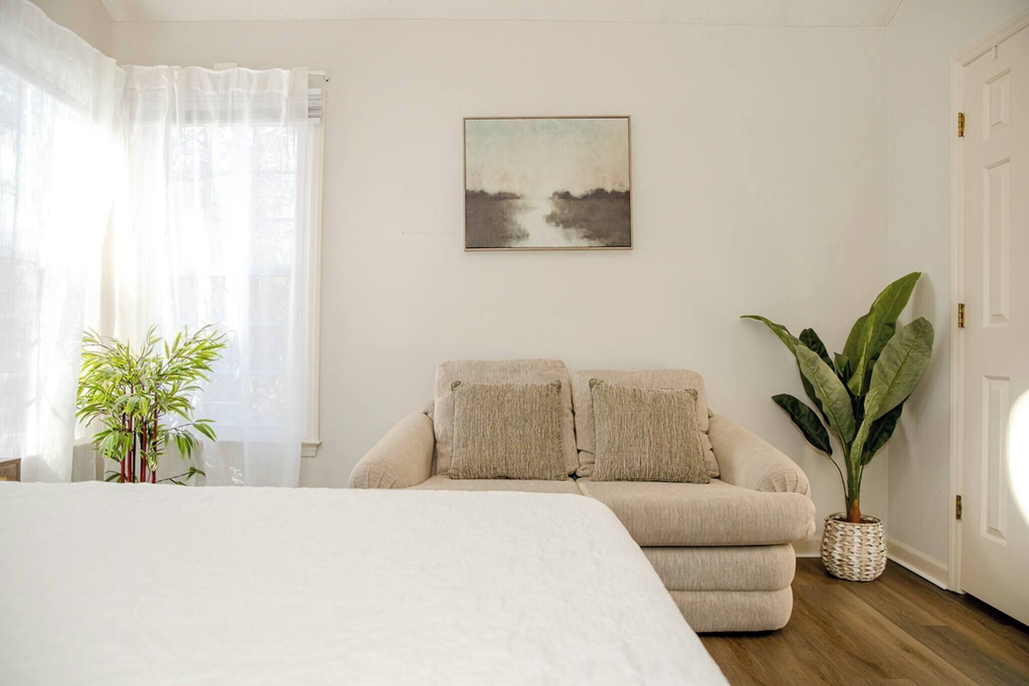 House, 3 Bedrooms, Accessible, Smoking | Living room | Flat-screen TV, books