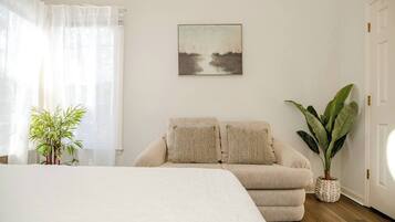 House, 3 Bedrooms, Accessible, Smoking | Living room | Flat-screen TV, books