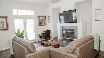 House, 3 Bedrooms, Accessible, Smoking | Living room | Flat-screen TV, books