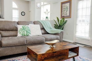 Flat-screen TV, books - Jacuzzi,crib,walk to Chineese,kebab Rest,food Lion (Cary)