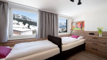 Ropa de cama hipoalergénica y caja de seguridad en la habitación