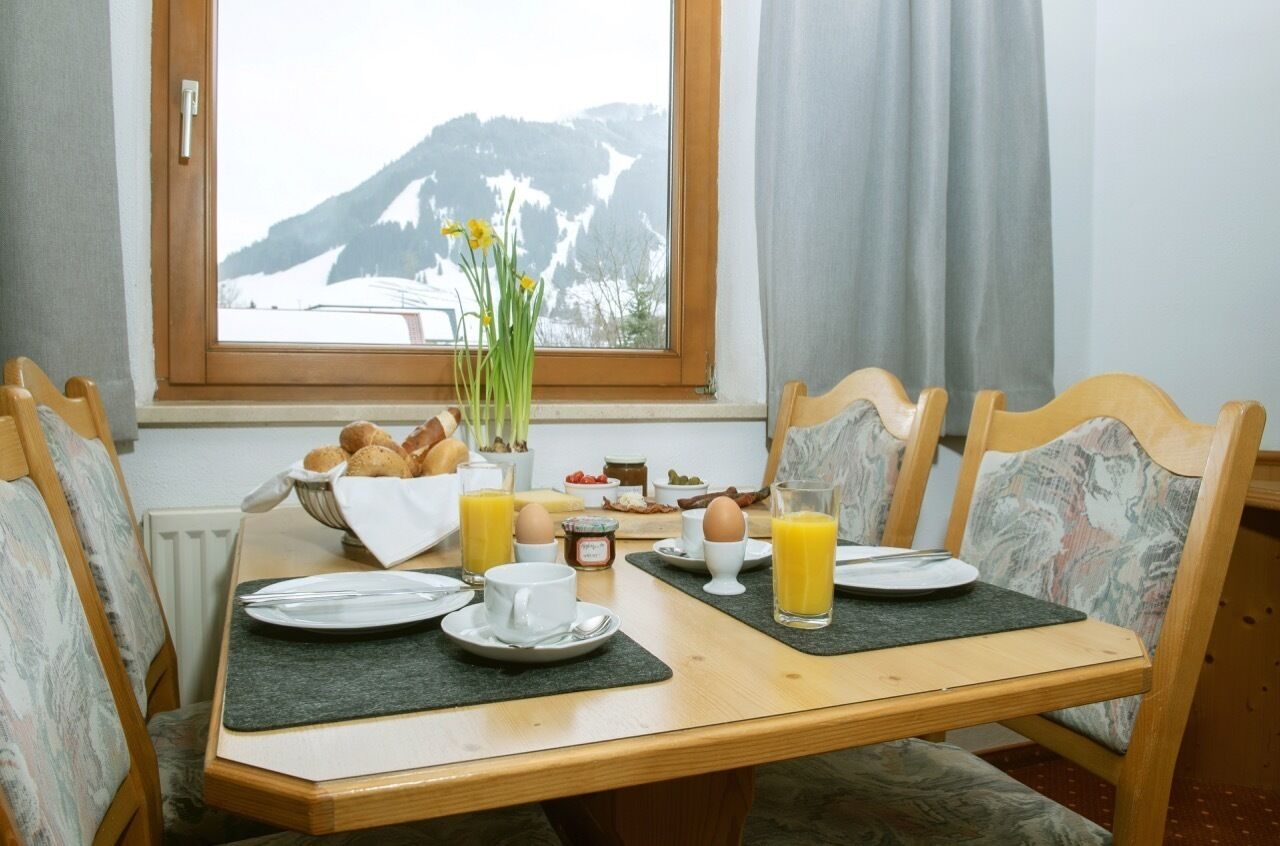 Lakás, kilátással a kertre | Nappalirész | Síkképernyős tévé és könyvek