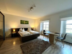 1 bedroom, iron/ironing board, travel cot, free WiFi - Cozy 1 room apartment on Gut Rottmanshagen. Pet friendly! (Jürgenstorf-Rottmannshagen, Deutschland)