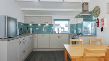 Fridge, microwave, dishwasher, cookware/dishes/utensils