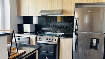 Kylskåp, mikrovågsugn, ugn och kaffe- och tebryggare