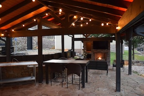 Outdoor dining - Waterfront•Hot Tub•Arcade•Kayaks•Fishing•Patio•Golf•Sweetens Cove Lodge (South Pittsburg)