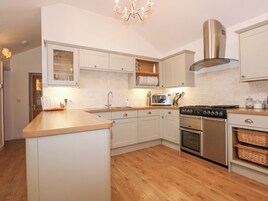 Dishwasher, cookware/dishes/utensils