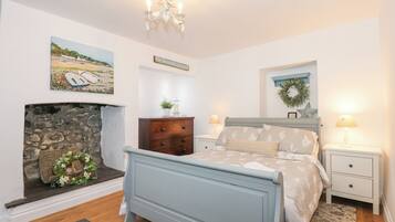 2 kamar tidur dan didekorasi berbeda-beda