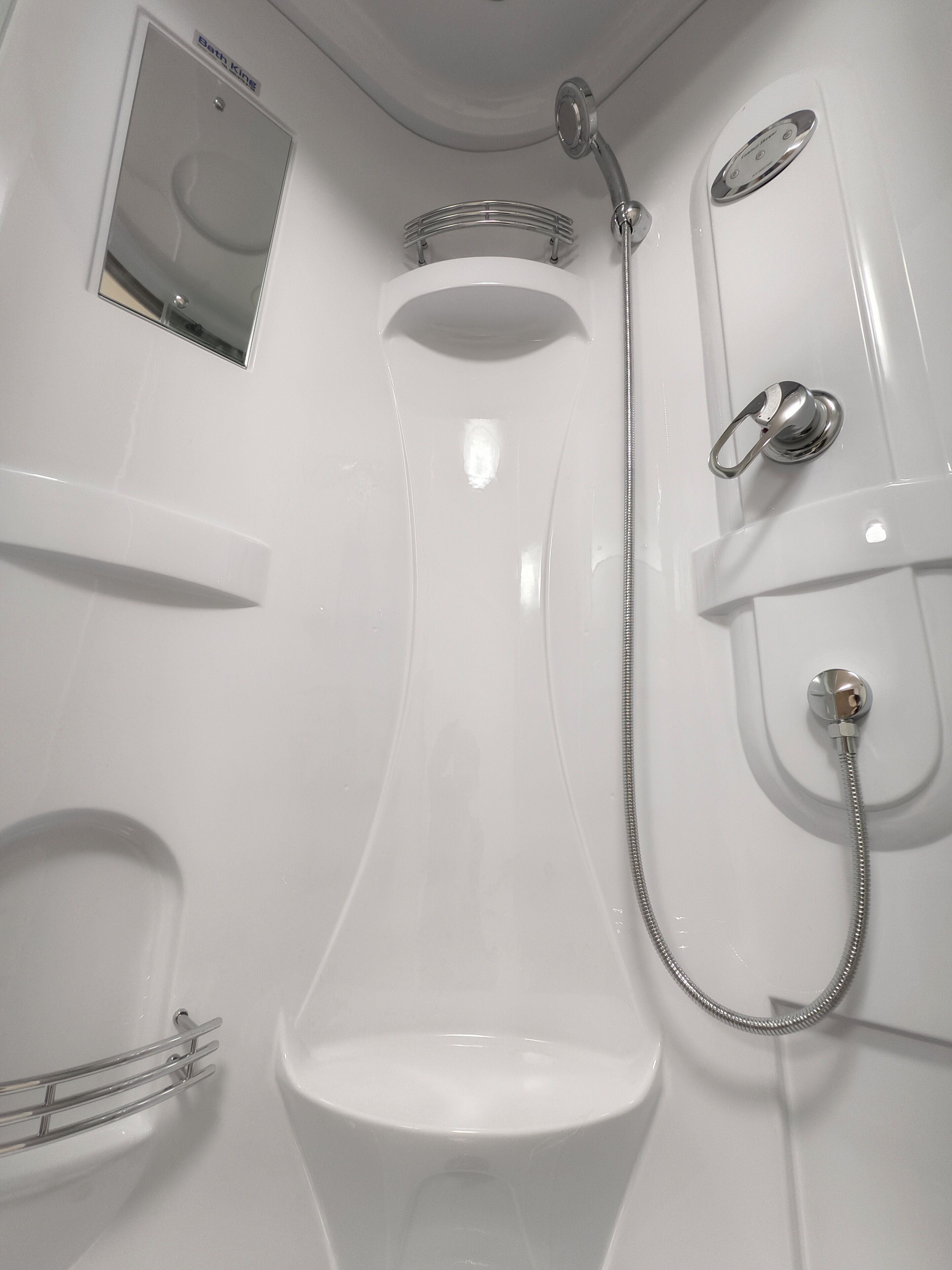 Douche, sèche-cheveux, bidet, serviettes fournies