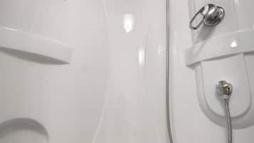 Douche, sĂšche-cheveux, bidet, serviettes fournies