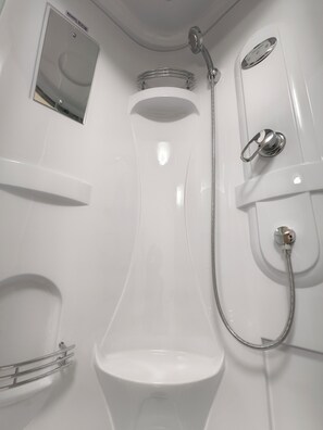 Ducha, secador de pelo, bidé y toallas
