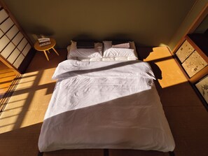 4 bedrooms, free WiFi, bed sheets, wheelchair access