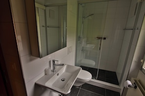 Bruser, hårtørrer, håndklæder, Toiletpapir