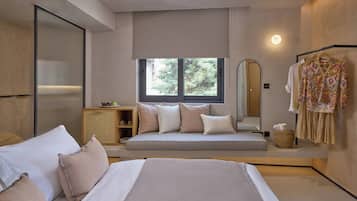 Phòng Suite dành cho gia đình, quang cảnh hồ bơi | 1 phòng ngủ, bộ đồ giường cao cấp, nệm có lớp đệm bông, minibar