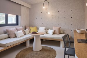 Svit Deluxe - utsikt mot poolen | Sängtillbehör av högsta kvalitet, bäddmadrasser och minibar