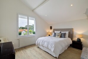 4 bedrooms, iron/ironing board, WiFi, bed sheets - Walking distance to shops/ golf center 3mn/ beach 5mn (Soorts-Hossegor)