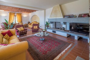 豪華別墅, 庭院, 山景 | 起居區 | 32-吋平面電視，提供有線頻道