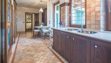 Villa Deluxe, patio, vista a la colina | Cocina privada | Refrigerador, microondas, horno y parrilla de estufa