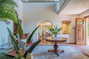 华丽别墅, 露台, 山景 | 起居区 | 32-英寸纯平电视（配备有线频道）