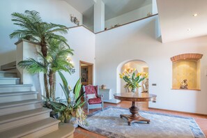 华丽别墅, 露台,   山景 | 起居区 | 32-英寸纯平电视（配备有线频道）