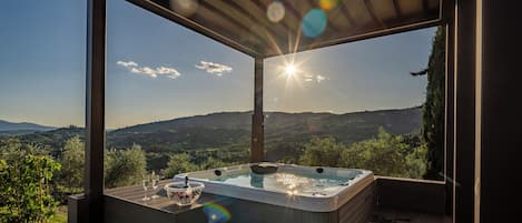 Outdoor spa tub