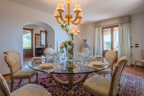 豪華別墅, 庭院, 山景 |  餐廳