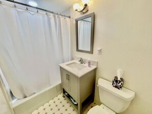 Pientalo, useita sänkyjä, pääsy uima-altaalle, rantanäköala (S. RODNEY 25) | Kylpyhuone