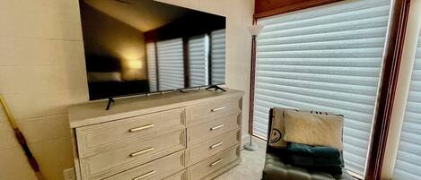 타운홈, 침대(여러 개), 수영장 이용, 해변 전망 (S. RODNEY 25) | 거실 공간 | TV