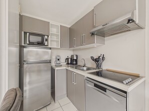 Réfrigérateur, micro-ondes, plaque de cuisson, lave-vaisselle