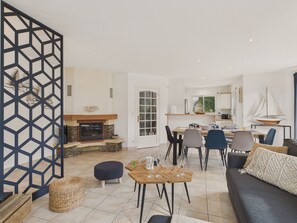 TV, fireplace