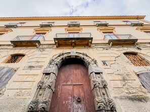 Front of property - Vanvitelli Palace B&b (Meta)