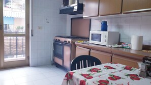 Frigorifero, microonde, forno, piano cottura