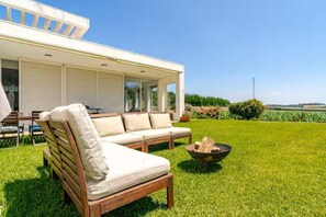 Property grounds - Gião house with private pool and large garden. We accept pets. (Gião)