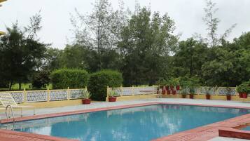 Una piscina al aire libre