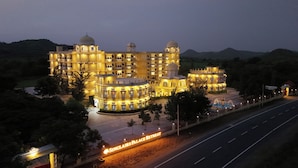 Ein großes, mehrstöckiges Hotel mit Innenhof und mehreren Kuppelbauten.