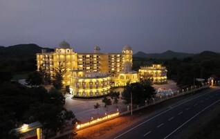 Fachada de la propiedad por la tarde o noche