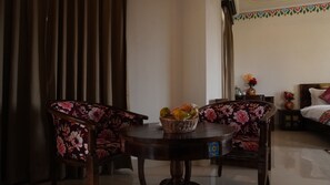 Premier Plus | Minibar, Zimmersafe, Schreibtisch, laptopgeeigneter Arbeitsplatz