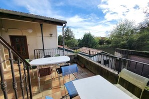 Outdoor dining - Gite la ferme des maraîchers (Albigny-sur-Saône)