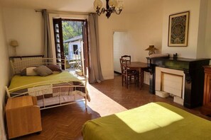 3 quartos, ferros/tábuas de passar roupa, Wi-Fi, roupa de cama