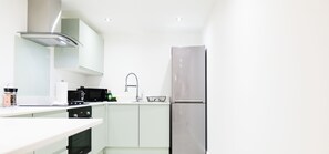 Refrigerador, microondas, horno, placa de cocina